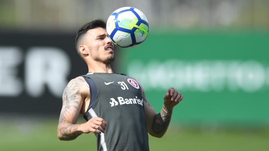 Zeca fica perto de ser o terceiro ex-colorado a reforçar o Vasco; saiba o que ainda impede o anúncio Zeca
