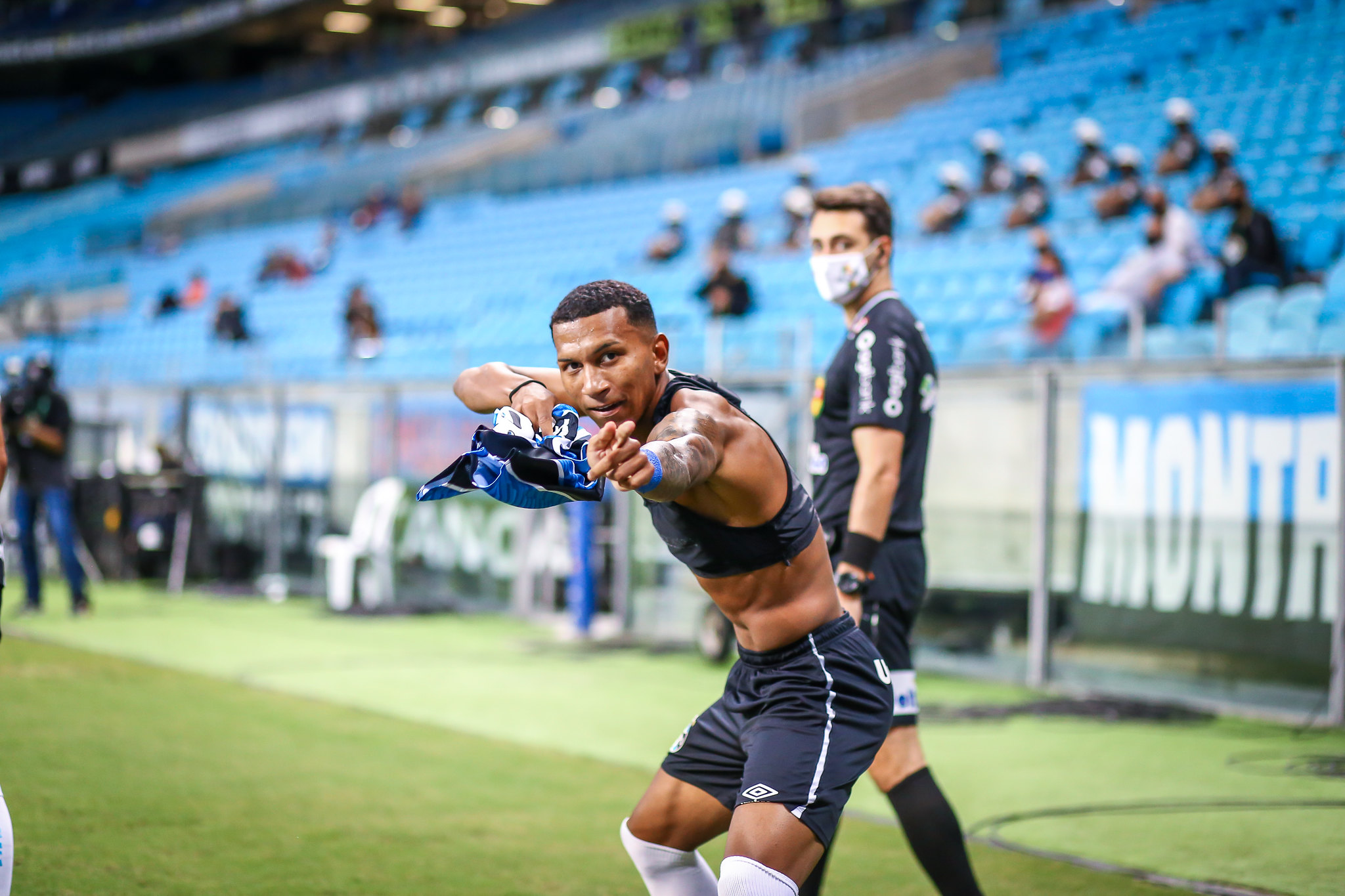 Autor de golaço, Léo Chú só lamenta Arena vazia e admite: "Gol neles tem gostinho a mais" Léo Chú