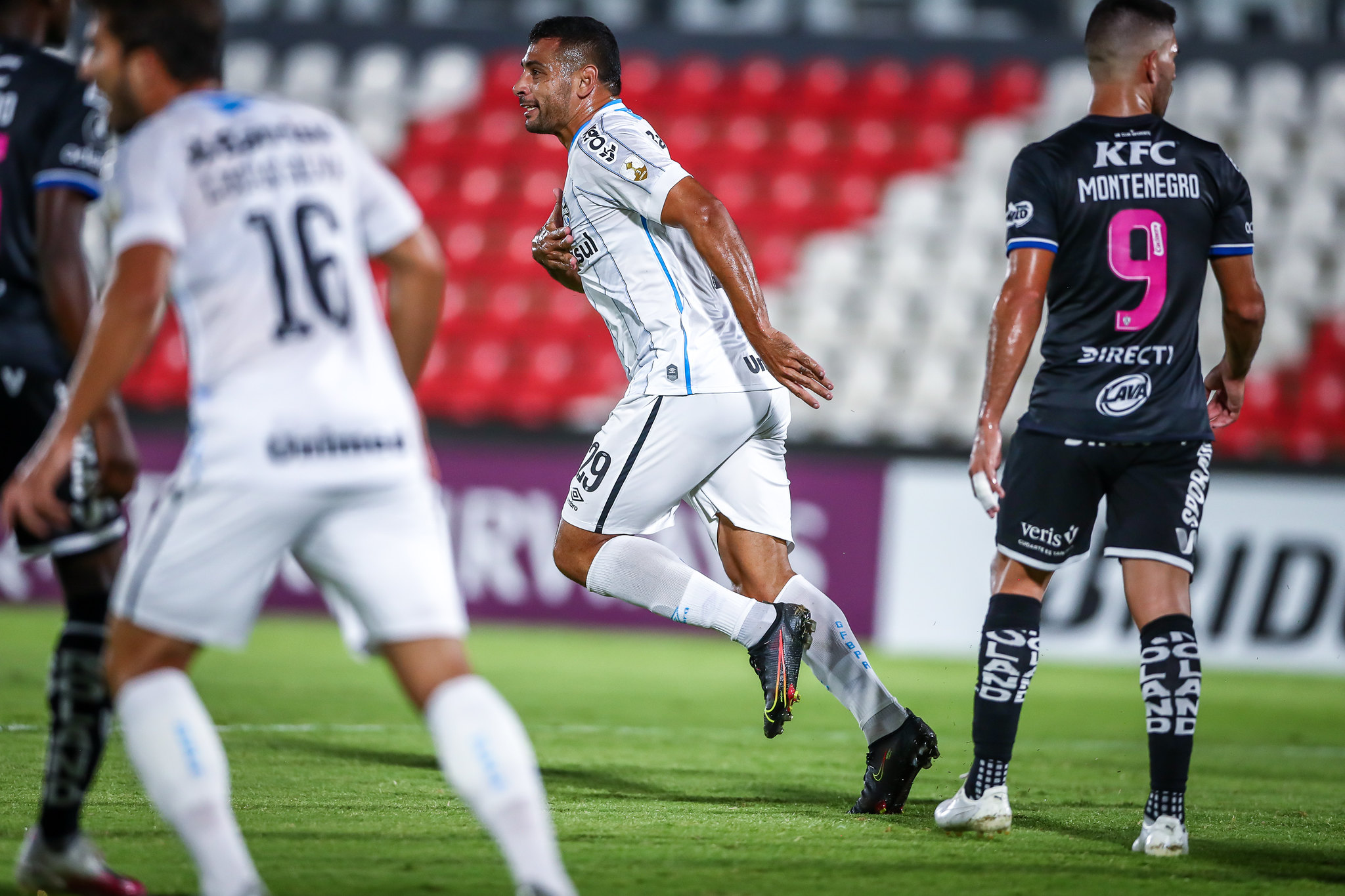 Diego Souza se aproxima dos maiores artilheiros do Grêmio na Libertadores, mas não sai feliz de campo Diego Souza