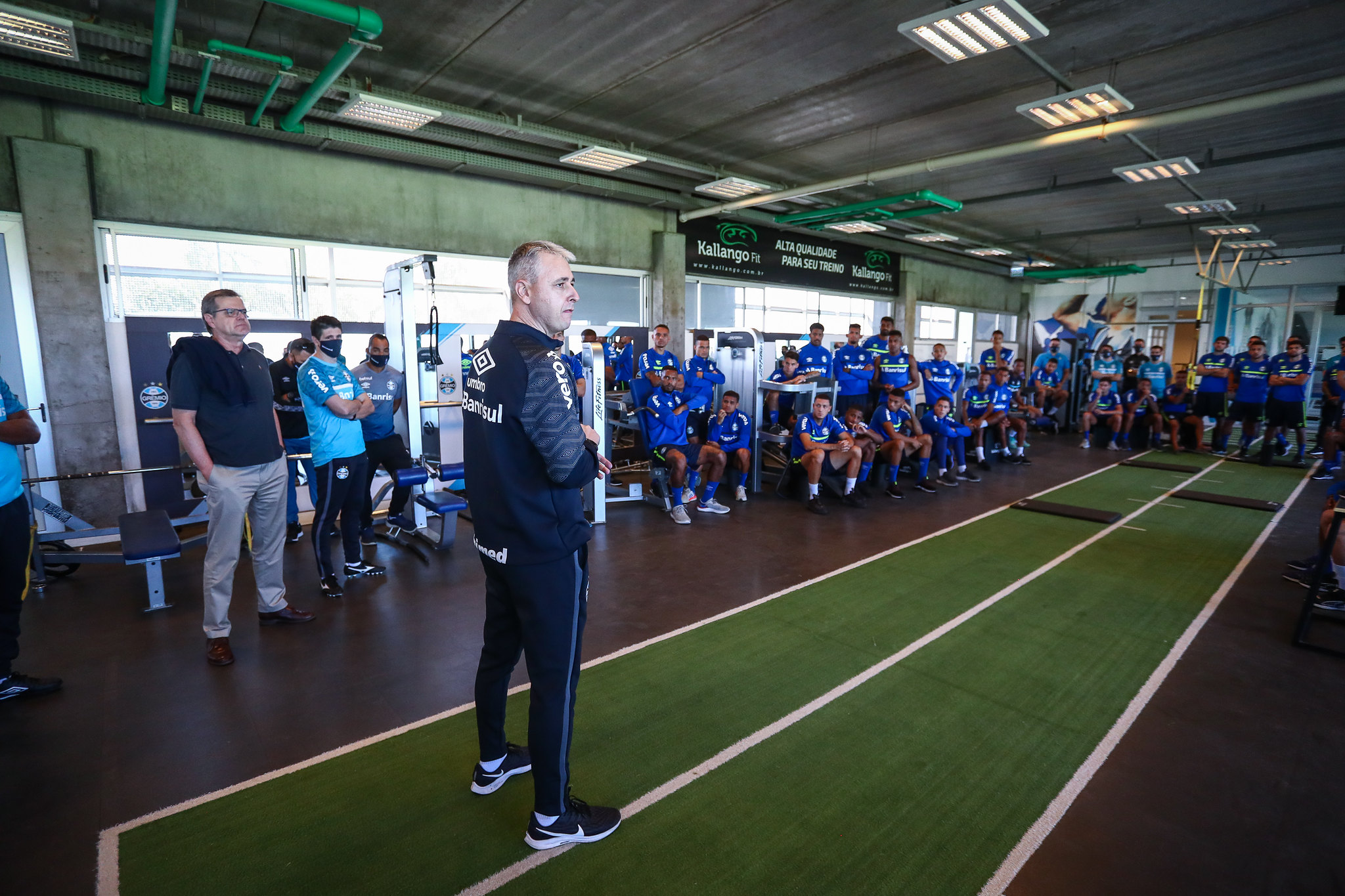 Grêmio divulga primeira conversa de Tiago Nunes com o elenco, e treinador cita o "mercado" a ser visto sobre reforços Grêmio