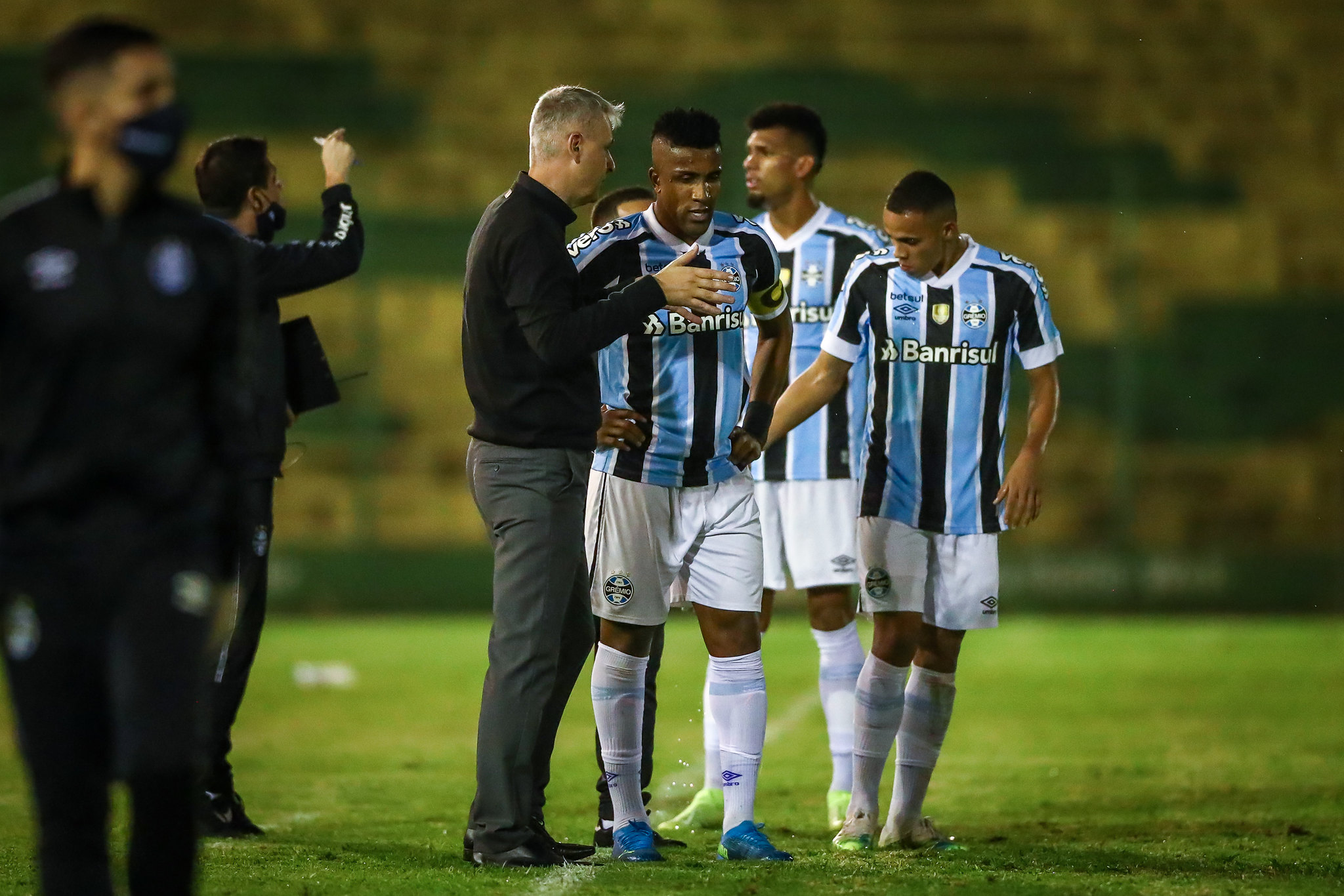 Grêmio tem mais de uma ideia para a vaga de Alisson e aprova estreia com Tiago Nunes: "Fomos bem" Grêmio