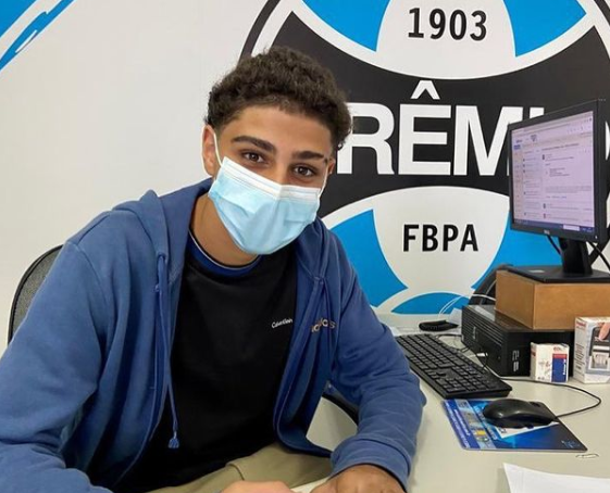 Adriano Imperador comemora contratação do filho mais velho para a base do Grêmio: "Muito orgulho, te amo" Adriano