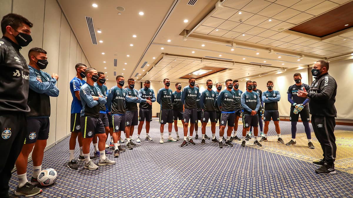 Terceiro jogador do Grêmio positivo para a Covid-19 poderá viajar ao Paraguai e tem "vírus morto", segundo a direção Grêmio