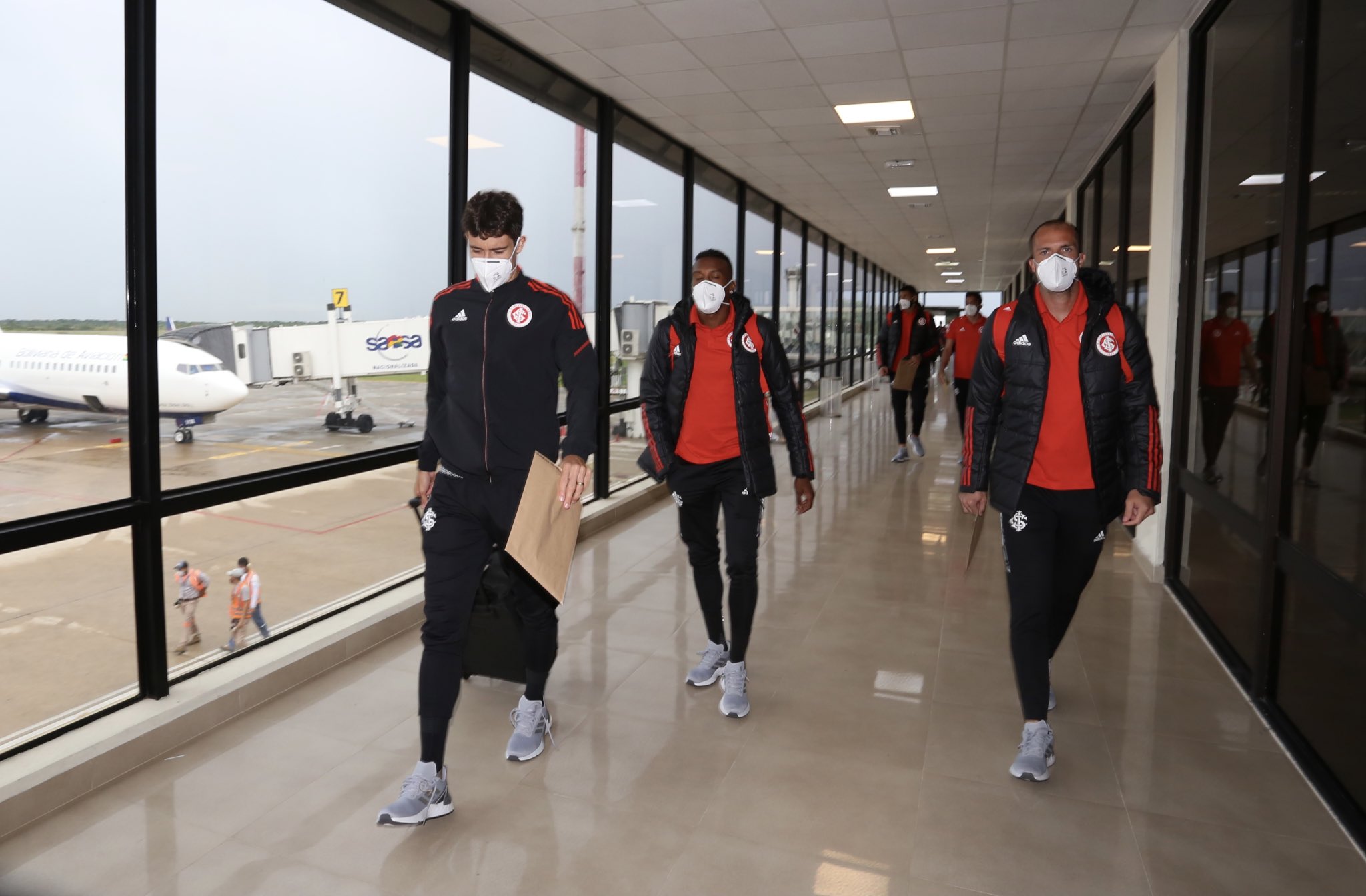 Jornalista informa que Inter poderá ter duas mudanças imprevistas na escalação para a estreia na Libertadores Inter