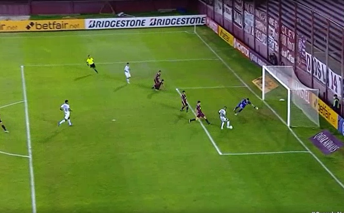 Ferreira liga o "turbo", deixa marcador na saudade e aciona Léo Pereira livre para fazer; veja o gol do Grêmio Léo Pereira
