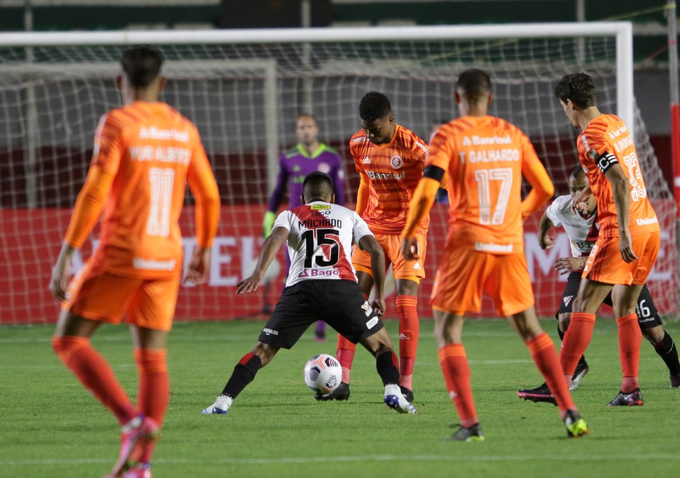 Entenda por que Lucas Ribeiro jogou apenas 24 minutos na estreia do Inter na Libertadores Lucas Ribeiro