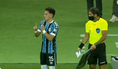 Imagens e leitura labial mostram Pepê e Ferreira debatendo sozinhos o posicionamento: "Quer trocar?" Pepê