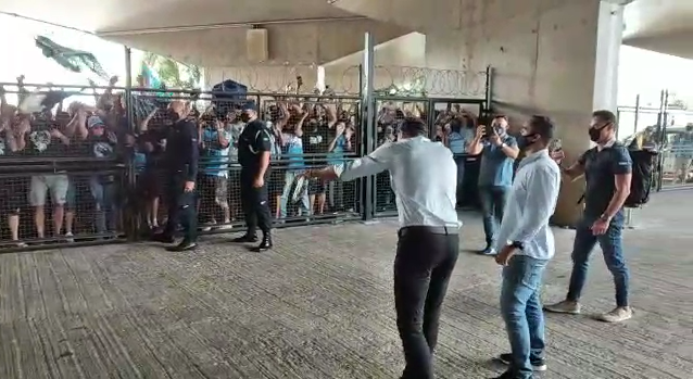Fim de uma era: Renato se despede de Porto Alegre com festa da torcida e gestos de reverência Renato