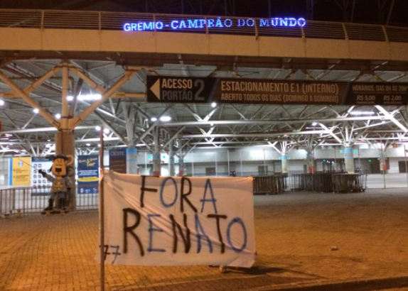 Dirigente do Grêmio diz que chegou a hora de ouvir a voz das redes sociais, e faixa "Fora Renato" é vista na Arena Renato