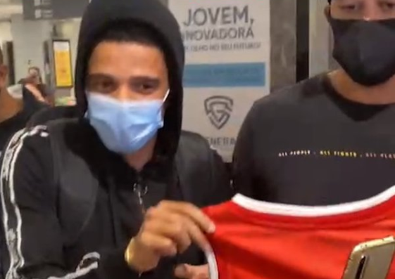 Taison desembarca em Porto Alegre, abraça família e se emociona: "Voltando para o clube que eu amo" Taison