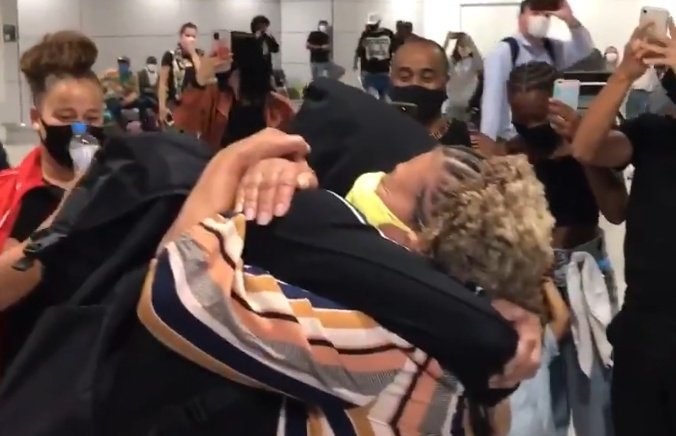 Mãe de Taison deixa emoção falar mais alto e é a primeira a ganhar abraço: "É o que sempre sonhamos" Taison