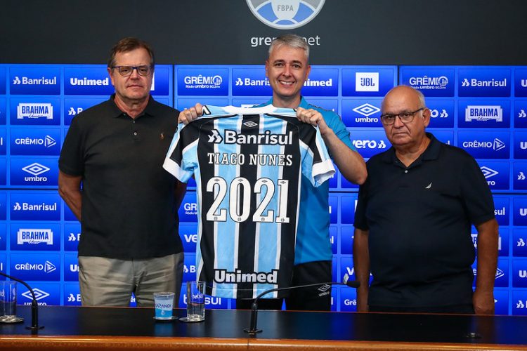 Dirigentes do Grêmio fazem reunião após derrota para o Juventude e coletivas atrasam; Bolzan se diz entristecido Bolzan