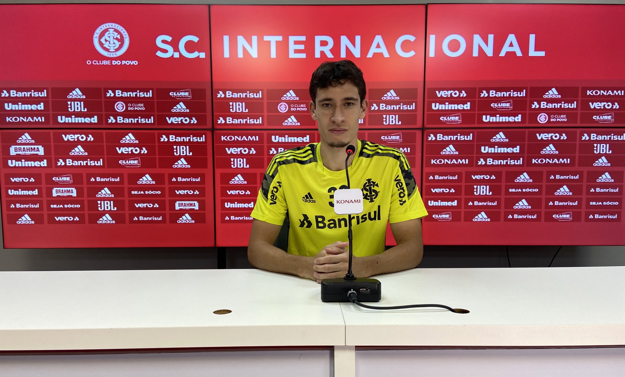 Dourado relembra entrevista pós-Gre-Nal, cobra Gauchão e responde se pode virar zagueiro: "Tivemos uma conversa" Dourado