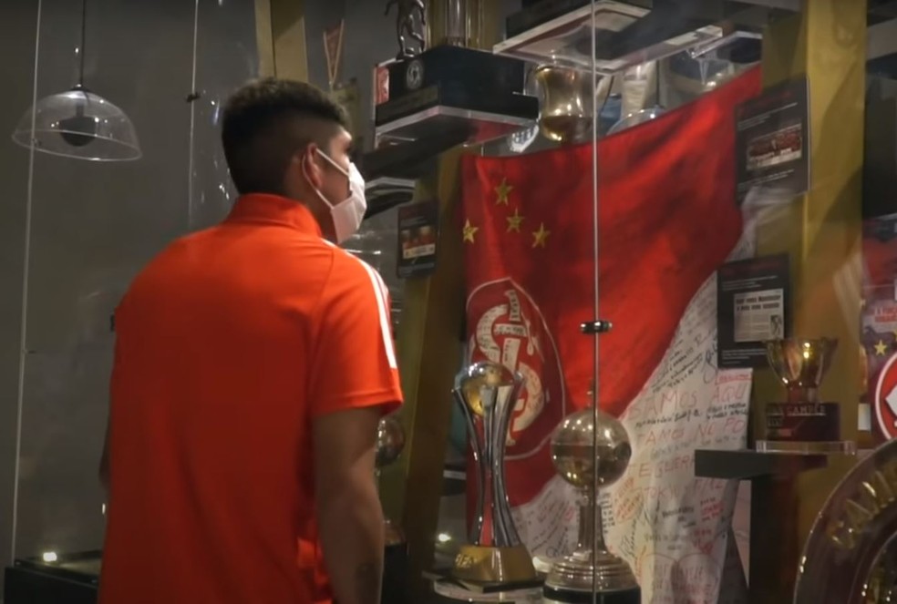 Em visita ao museu do Inter, Palacios se imagina entrando na história do clube: "Quero deixar um troféu" Palacios