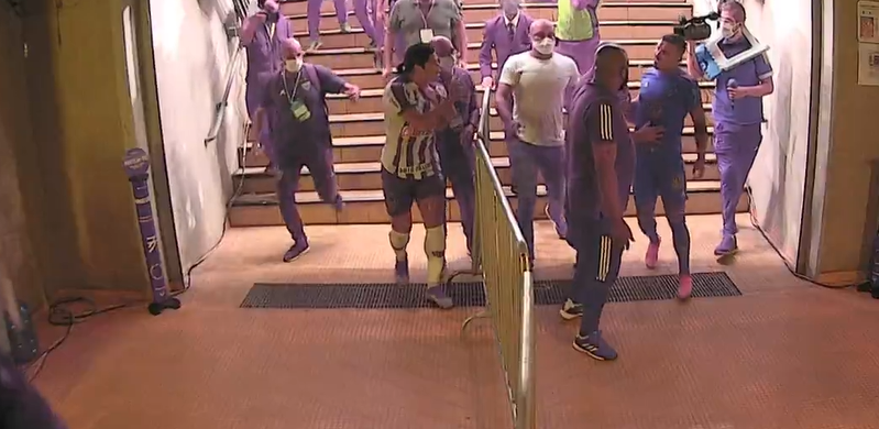 Ex-Inter, Pottker é novamente expulso pelo Cruzeiro e encara Hulk na saída de campo; assista Pottker