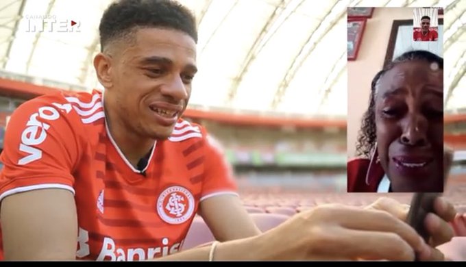 Alô, sócio! Taison faz ligações para se "apresentar" e leva torcedores do Inter às lágrimas; assista Taison