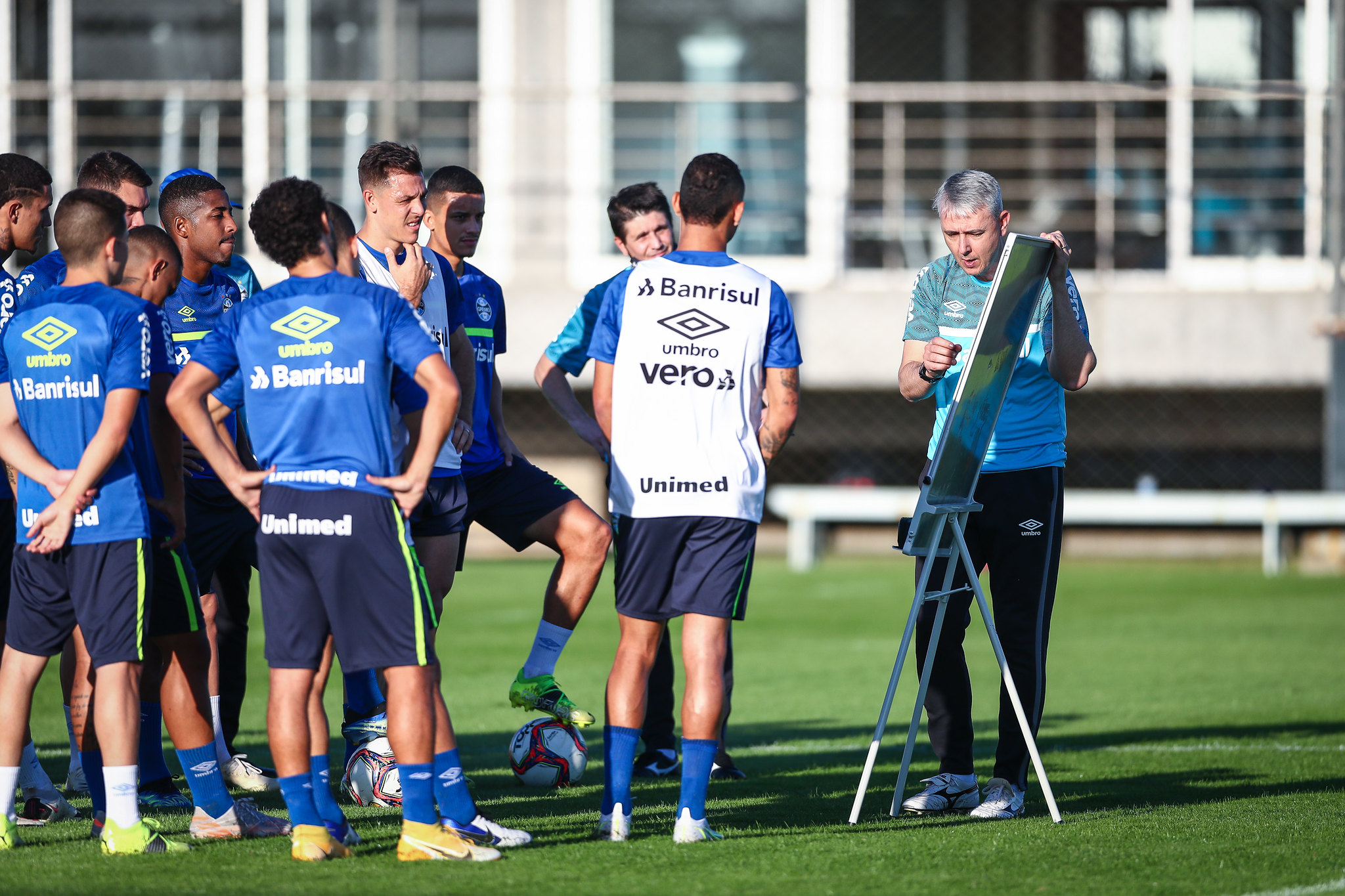 Com dúvidas na defesa, veja provável escalação do Grêmio, horário e transmissão contra o Caxias Grêmio