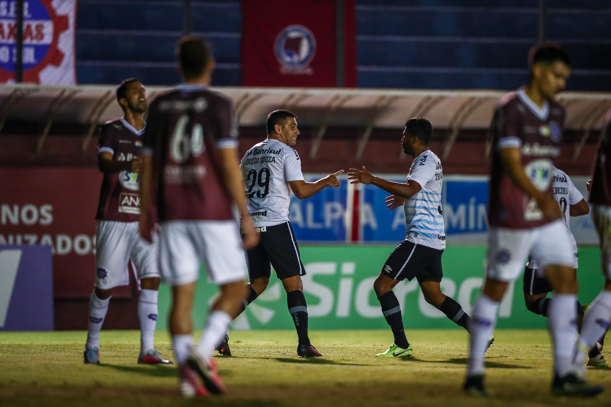 Dirigente do Caxias faz acusação após derrota em casa: "Pessoas do VAR disseram que vieram garantir o Grêmio" Caxias