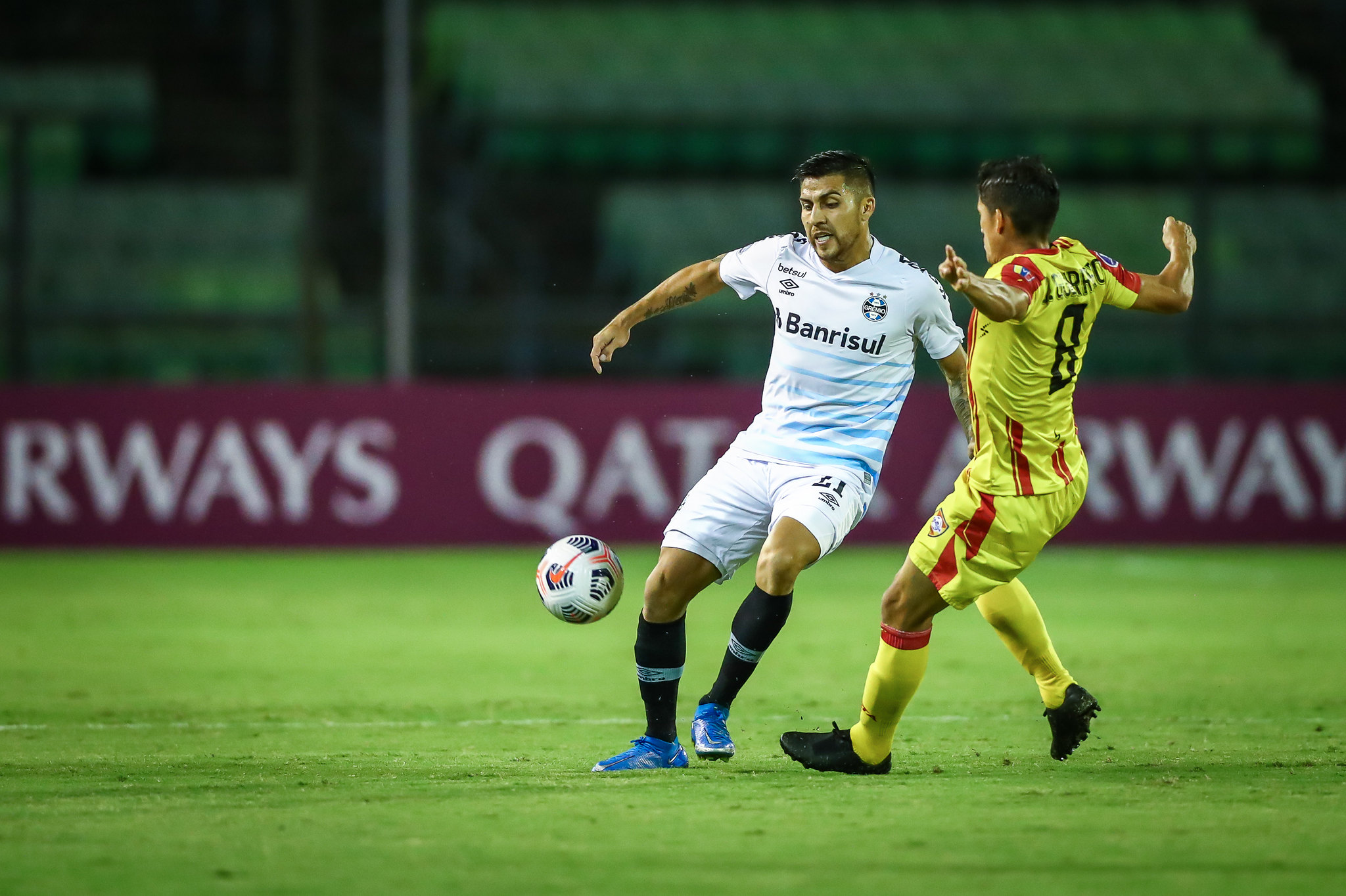 Tiago Nunes tem pensamento contrário ao de Renato sobre aproveitamento de Pinares e sugere como vai utilizar o meia Grêmio