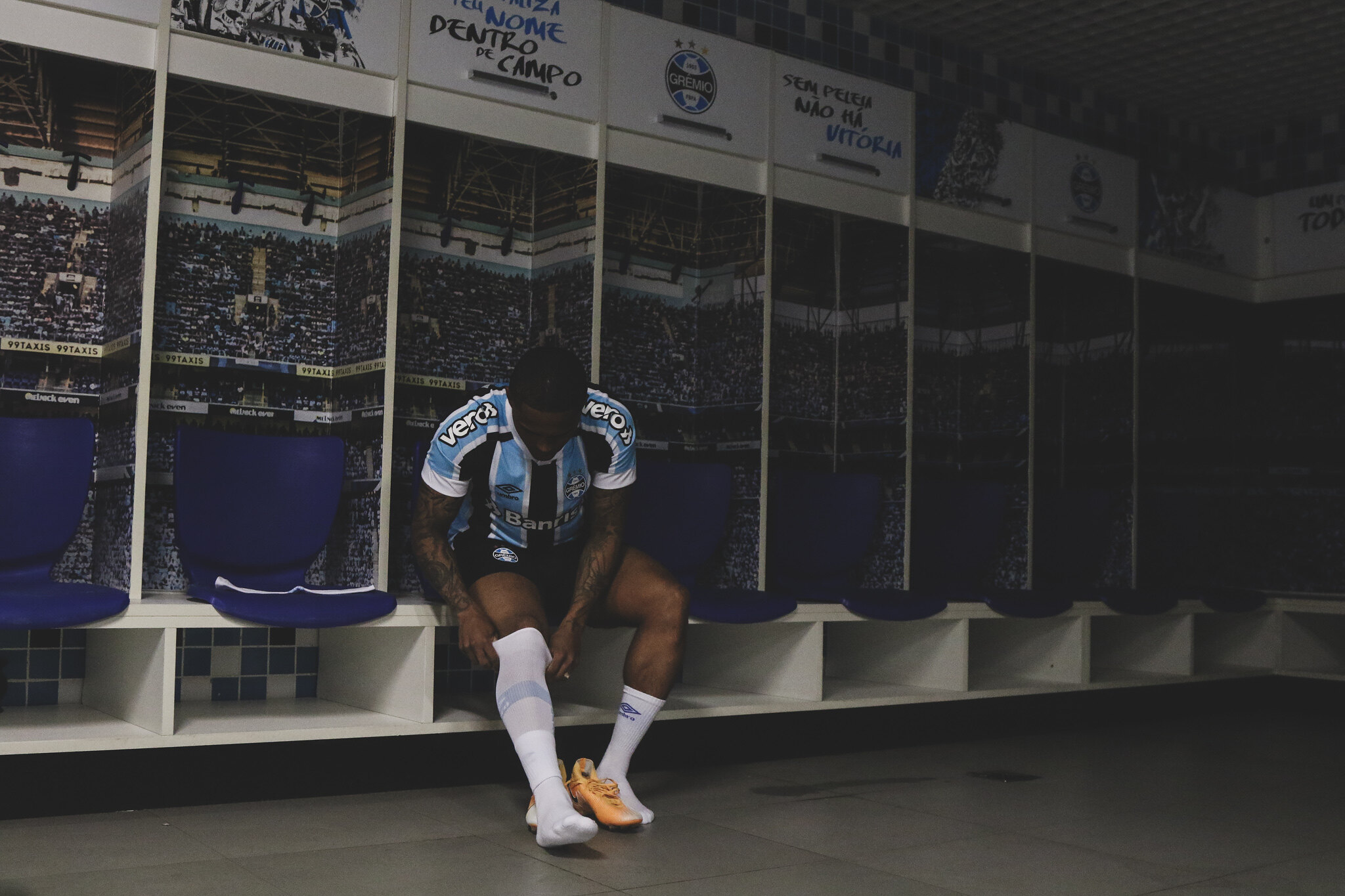 Ator, WhatsApp e presente de Natal antecipado: o outro lado do retorno de Douglas Costa ao Grêmio Douglas Costa