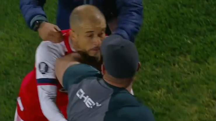 Nacional se complica na Libertadores, e D'Alessandro se estranha com rival em derrota dos uruguaios; assista D'Alessandro