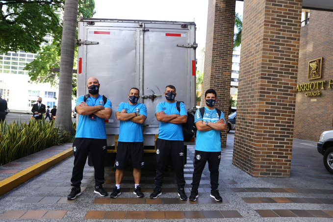 Repórter relata que membros da comissão do Grêmio fizeram doações ao encontrarem moradora de rua com filhos na Venezuela Grêmio
