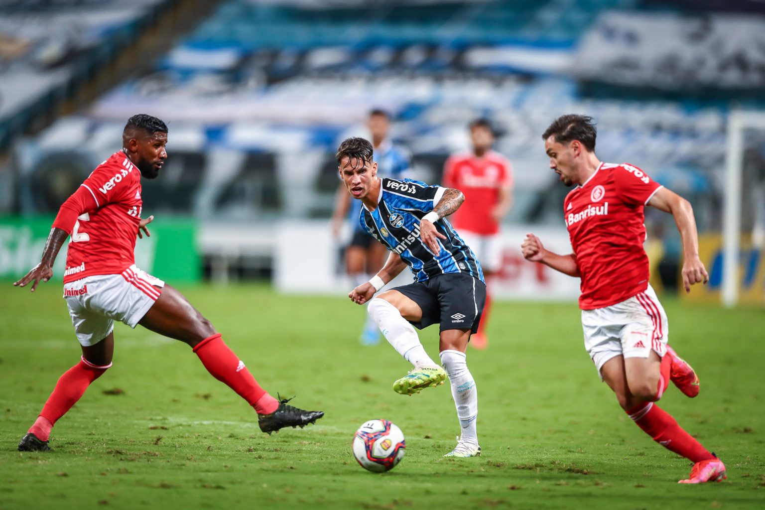 Com mistério dos dois lados, veja prováveis escalações, horário e transmissão do Gre-Nal deste domingo Inter