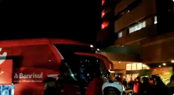 "Venham falar com a torcida": clima esquenta com mais protestos na chegada dos jogadores do Inter à concentração Inter