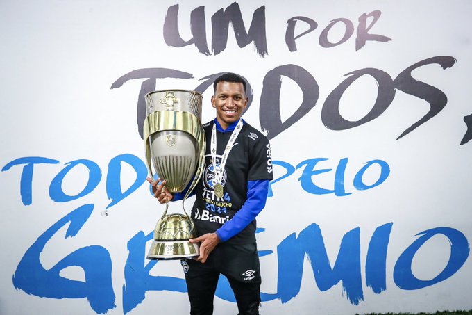 Após encaminhar saída de Ferreira, Grêmio também se aproxima da venda de Léo Chú ao futebol do exterior Léo Chú