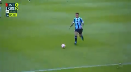 Matheus Henrique surge livre na grande área e bate forte, mas Marcelo Lomba salva o Inter; assista Matheus