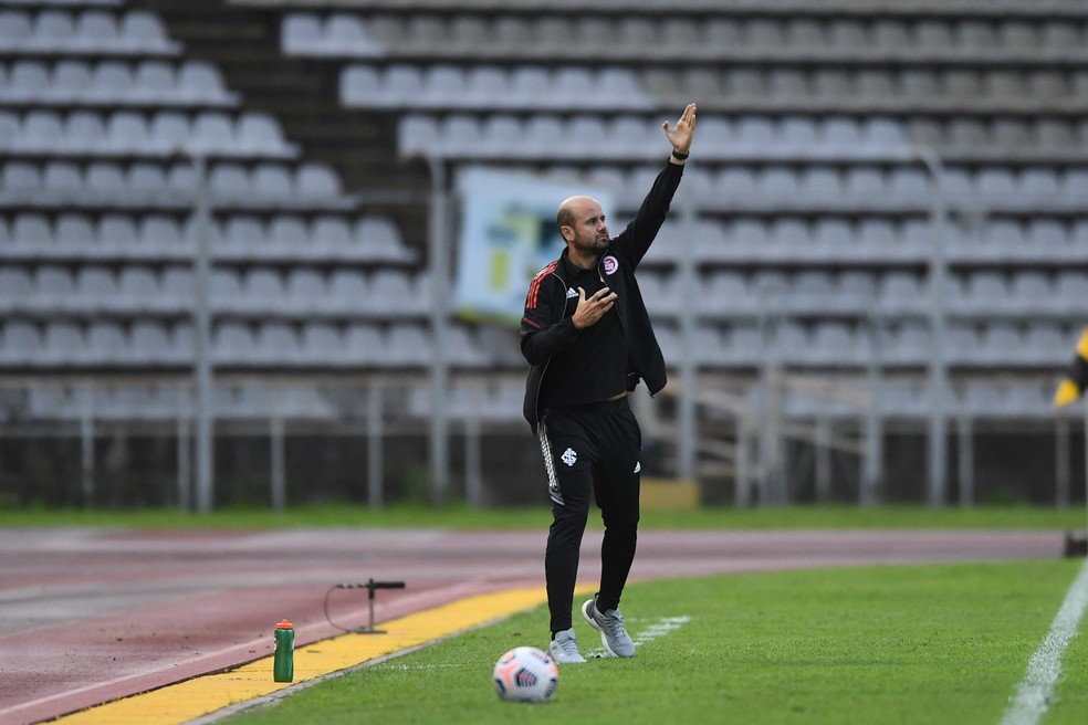 Ramírez nega que derrota na Venezuela vá gerar mais pressão para o Gre-Nal: "Absolutamente nada" Miguel Ramírez