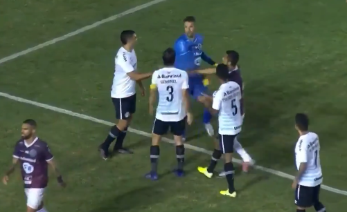 Corta-luz de Thiago Santos gera 10° gol de Diego Souza na temporada, e Geromel se estranha com Pitol; assista Pitol