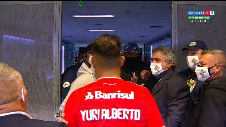 Rafinha e Yuri Alberto se estranham, se "prometem" e deixam Gre-Nal expulsos no primeiro tempo; veja a confusão Yuri Alberto