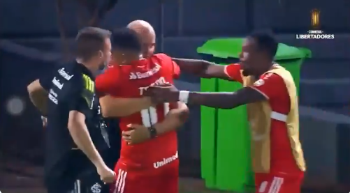 Irmão de Taison cita abraço de Edenilson em Ramírez para alfinetar imprensa: "Insatisfeitos com o treinador" Taison