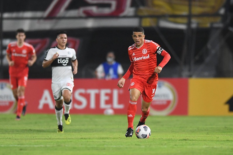 Taison sente novo problema físico no Gre-Nal e pode desfalcar o Inter contra Olimpia e Juventude Taison