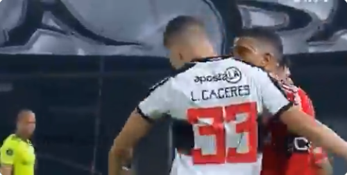 Incomodado, Taison tira satisfações e "peita" adversário, que cai; árbitro sorri ao ver a cena Taison