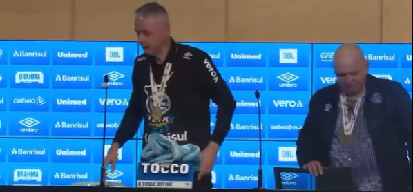 Após levar banho durante coletiva, Tiago Nunes brinca e promete "punir" elenco do Grêmio; assista Tiago Nunes