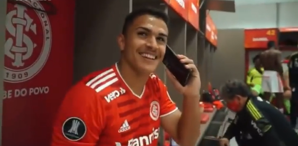 Após golaço de bicicleta, Caio Vidal citou Prêmio Puskas e foi correndo telefonar para a mãe Caio Vidal