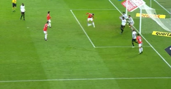 Imagem aproximada do lance indica que a bola não saiu por cima antes de gol de letra de Thiago Galhardo; assista Galhardo