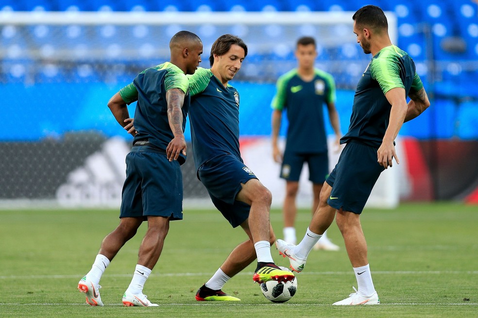 Colegas na última Copa do Mundo, Geromel recorda convivência e torce pela vinda do "fenomenal" Douglas Costa Geromel