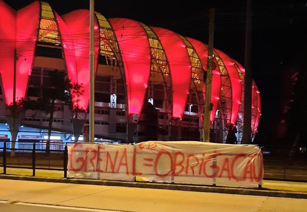 Com pedidos de "honra" e "garra", torcedores pressionam Inter com faixas antes do Gre-Nal: "É obrigação" Gre-Nal