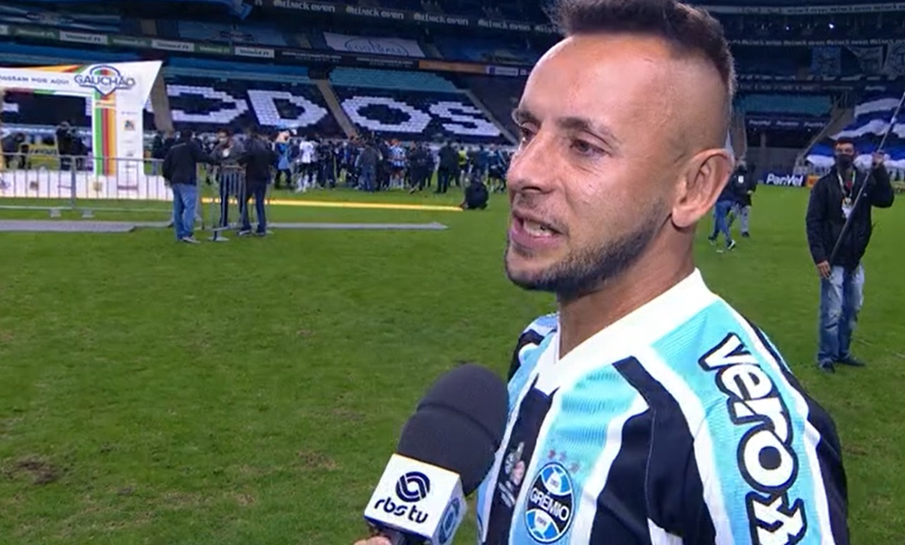 Rafinha vibra com primeiro título pelo Grêmio e cutuca Inter: "Conseguiram me tirar do jogo, mas o título não" Rafinha