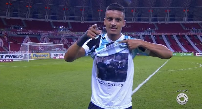 Após perder o pai e o avô, Ricardinho se emociona com gol decisivo no Gre-Nal: "Sem vocês eu não seria nada" Ricardinho