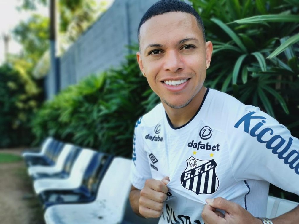 Após empréstimo do Inter, Marcos Guilherme é anunciado pelo Santos: "Sou jogador intenso, gosto de correr" Marcos Guilherme