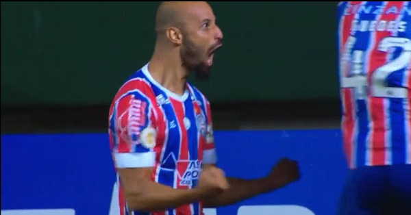 Emprestado pelo Grêmio, Thaciano marca dois, larga como artilheiro do Brasileirão e Bahia bate o Santos; veja os gols Thaciano