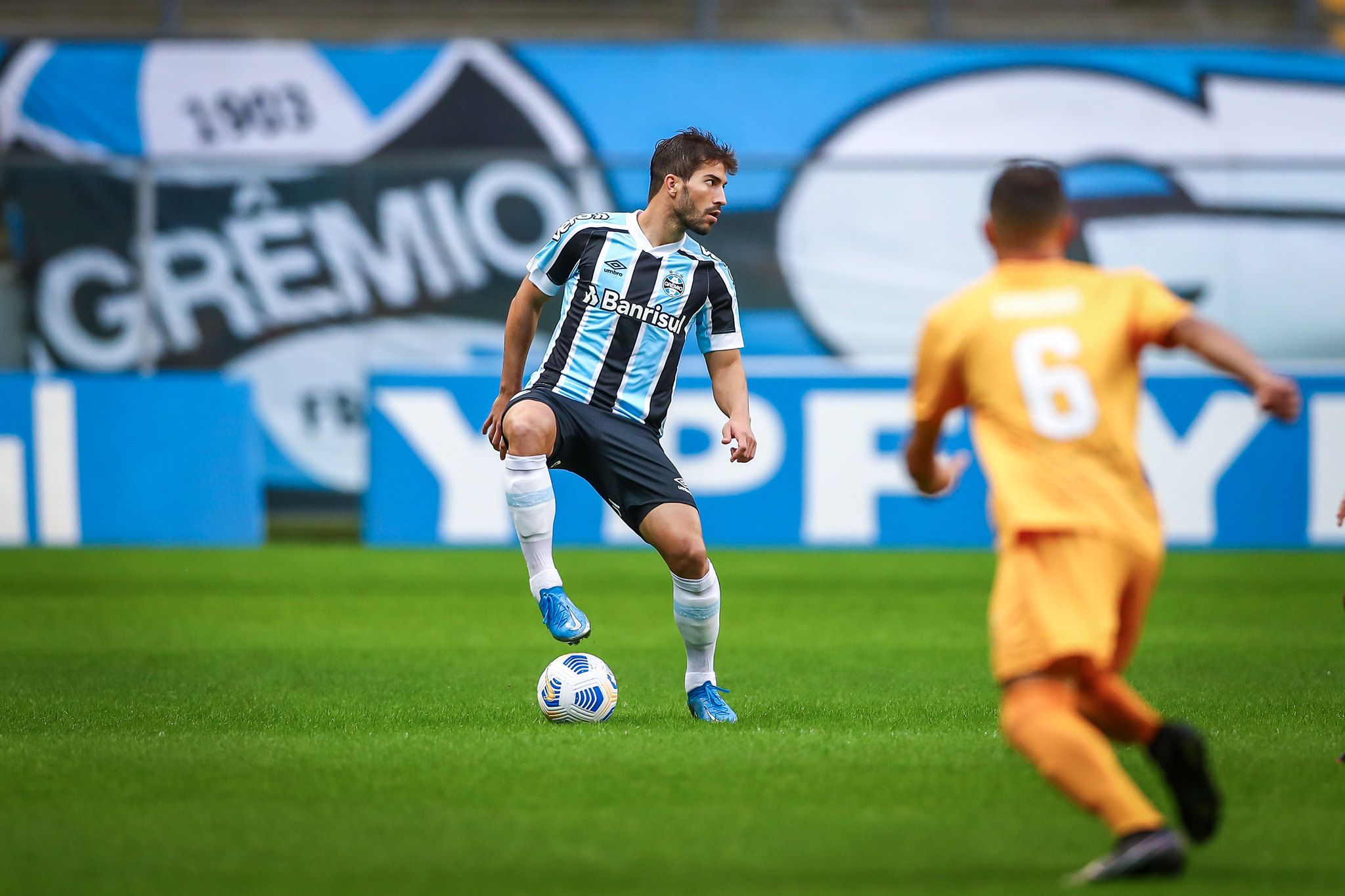 "Time cheio de volante e jogando nada", reclama jornalista sobre atuação do Grêmio contra o Brasiliense Grêmio
