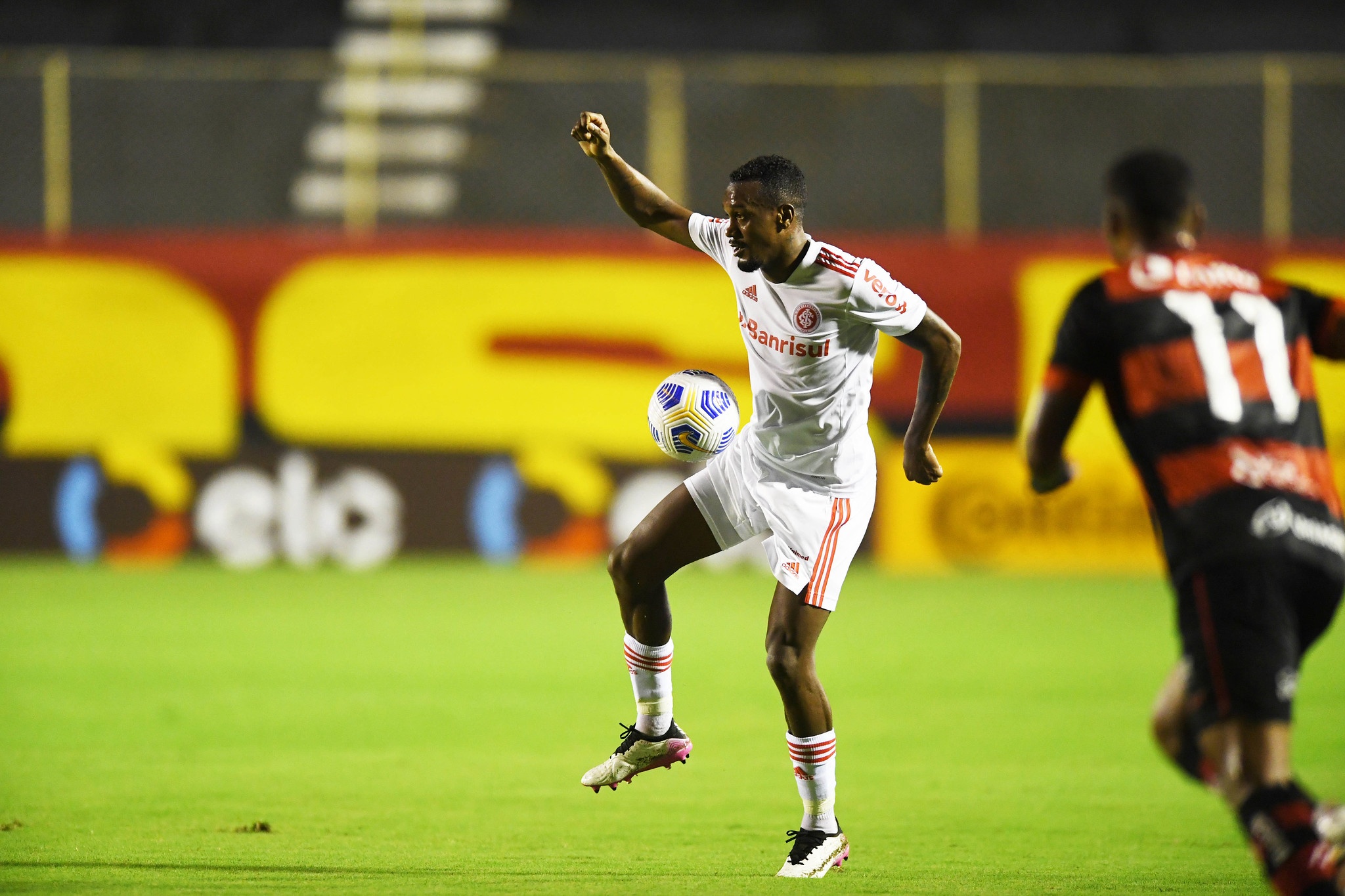 Renata Fan não concorda com críticas e substituições de Edenilson: "O craque do time tem que ficar até o fim" Edenilson