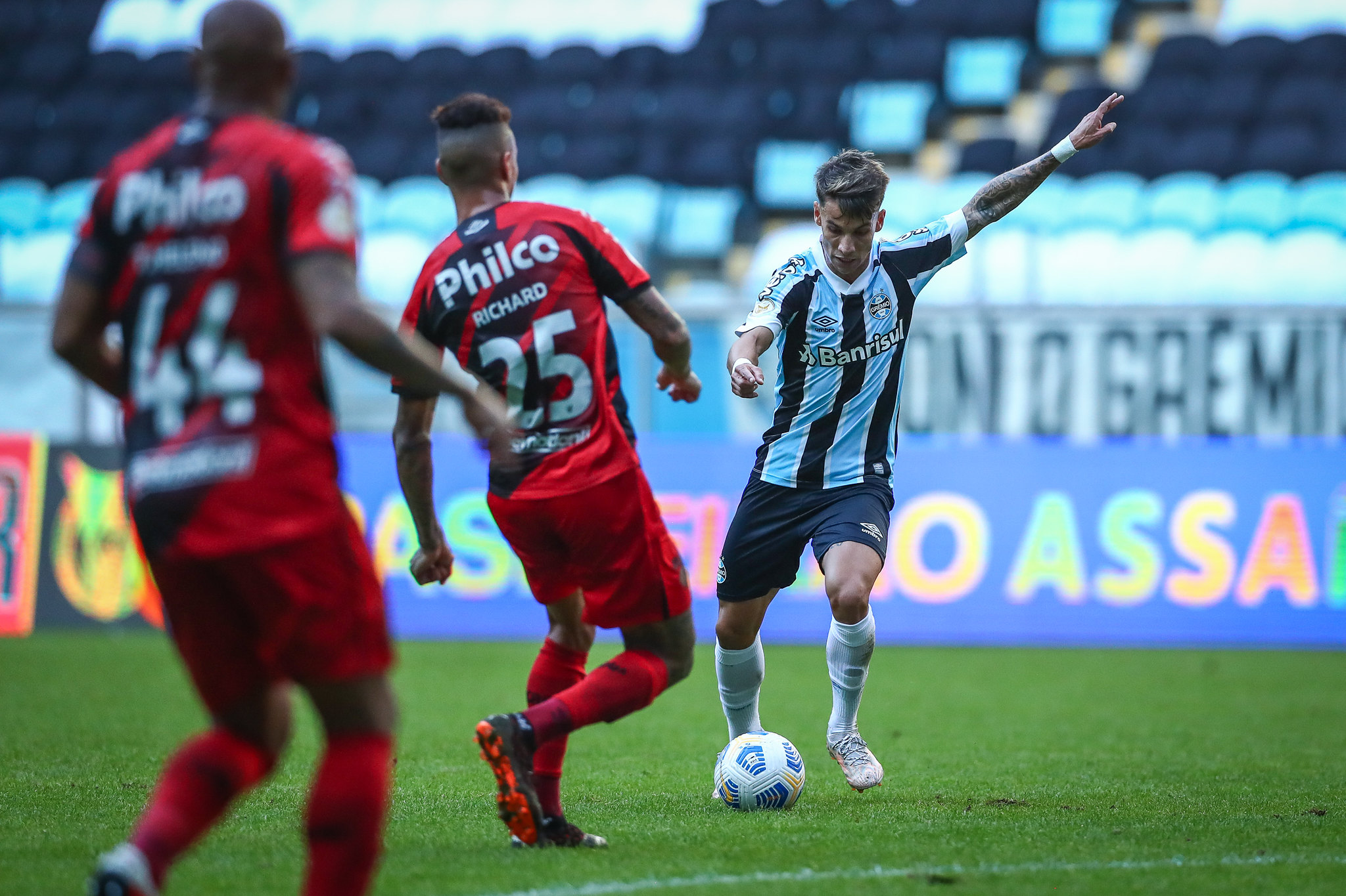Técnico do Athletico cita jogadores decisivos do Grêmio e explica como venceu duelo tático na Arena Grêmio