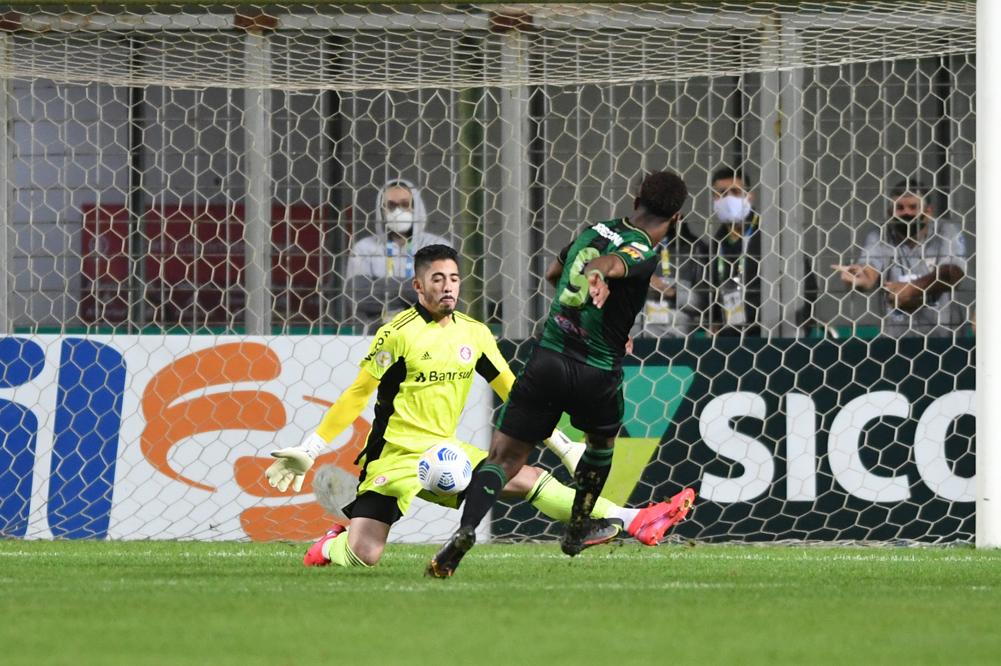 Inter atualiza situação clínica de Daniel após exames em hospital e valoriza goleiro: "Paredão" Daniel