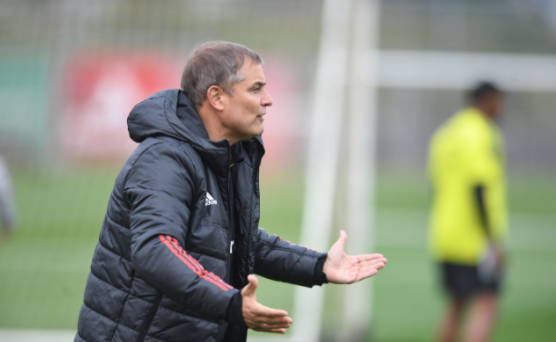 Sem Galhardo, Aguirre impõe condição por chegada de novo reforço; direção do Inter vê elenco "admirável" Diego Aguirre